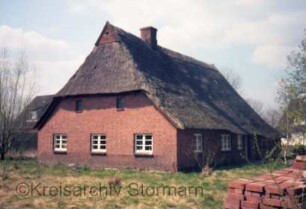 Klein Hansdorf: Am Wischhof 11: Bauernhaus mit Reetdach: Giebelseite Wohntrakt: Traufseite mit Tür