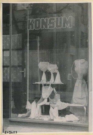 Unterwäsche im Schaufenster, Konsum-Geschäft Oberschöneweide, Foto 1954