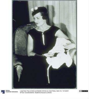 Frau in Kleid und Mantel mit Hut von Jean Patou