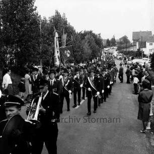 Schützenfest: Veranstalter Schützenverein Reinfeld und Umgebung von 1954 e.V.: Umzug: Schützenvereine marschieren mit Fahnen: davor Feuerwehrkapelle Reinfeld: an den Straßenrändern Zuschauer: hinten Häuser, parkende Autos, 4. September 1966