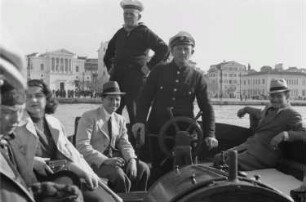 Reisefotos Griechenland. Passagiere und Matrosen der "Milwaukee" in einem Motorboot beim Übersetzen vom Landgang