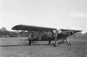 Propellerflugzeug : Kleines Propellerflugzeug auf einem Flugplatz.