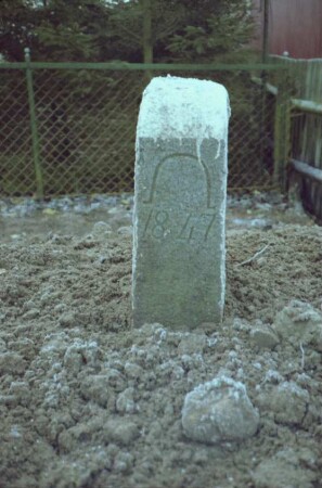 Kreisstraße 37, an Gemeindegrenze zwischen Steinburg und Sprenge: Grenzstein [Nr. 57] zwischen Todendorf und Sprenge: auf Schmalseite Hufeisen-Symbol