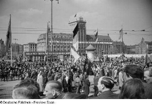 Demonstrationszug, im Hintergrund das Kroch-Hochhaus