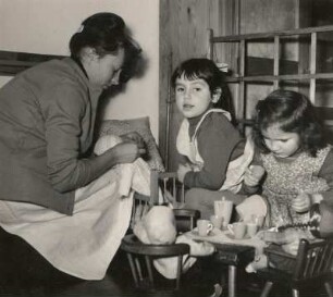 Dresden-Neustadt. Kindergarten, Löwenstraße. Erzieherin und mit Puppen spielende Mädchen
