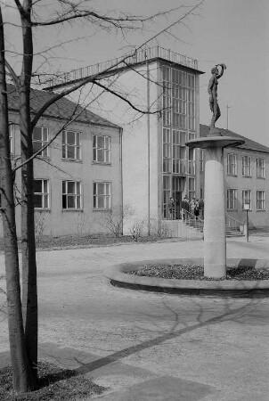 Dresden. Technische Universität, Institut für Schwachstromtechnik (Barkhausen-Bau) mit Brunnen