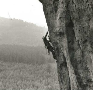 Sächsische Schweiz. Affensteine, Freier Turm. Seilschaft Bernd Arnold am "Spiel mit dem Feuer", Erstbegehung 3. Juni 1984