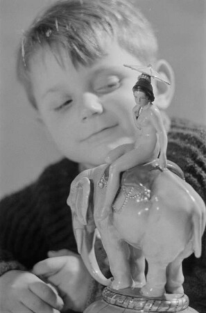 Porträt eines Jungen ( Lothar) mit einer Porzellanfigur