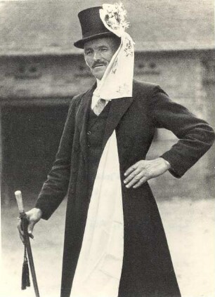Hochzeitsbitter aus Wittichenau : Kleidung - katholische Tracht. Ort: Kulow / Wittichenau. Wendischer Hochzeitsbitter (sorbisch: braška).