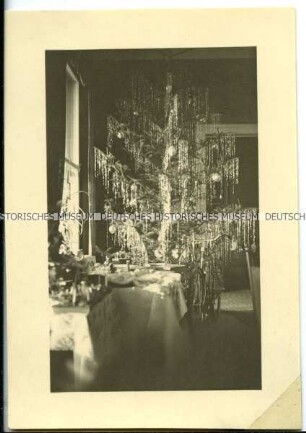 Weihnachtsbaum und Gabentisch