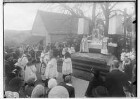 Primizfeier Bayer in Emerfeld 1935; Im Freien aufgebauter Altar; Geistlichkeit während der Messe; Gruppe der Gläubigen um den Altar versammelt