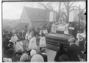 Primizfeier Bayer in Emerfeld 1935; Im Freien aufgebauter Altar; Geistlichkeit während der Messe; Gruppe der Gläubigen um den Altar versammelt