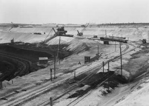 Braunkohlentagebau : Schipkau. Braunkohlentagebau. Tagebau "Frohe Zukunft", Blick auf den Abraum mit Tiefbagger 587 und das Kohlenfeld