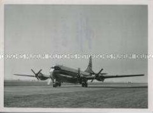 Boeing B-377 "Stratocruiser" der British Overseas Airways Corporation auf dem Flughafen London