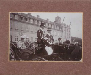 Erbgroßherzogin Hilda und Erbgroßherzog Friedrich II. in einer Kutsche vor dem Schloss Karlsruhe