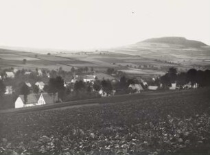 Königswalde. Unterdorf gegen Waldhufenfluren und den Pöhlberg (832 m)
