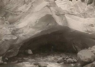 Norwegen. Brigsdalsgletscher. Gletschertor