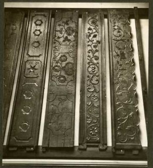 Heimatmuseum: 4 Bett Seitenstücke, geschnitzt