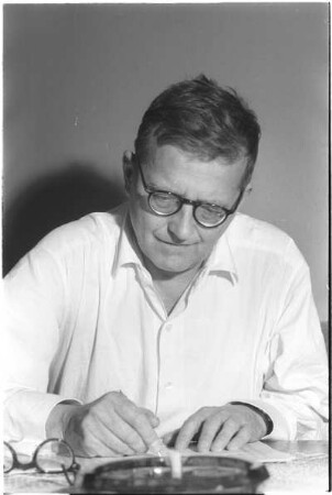Porträt Dmitri Schostakowitsch (während seines mehrtägigen Aufenthalts in Dresden, um die Stätten der Dreharbeiten für den deutsch-sowjetischen Gemeinschaftsfilm "Fünf Tage - fünf Nächte" zu besuchen, zu dem er die Filmmusik komponiert hatte)