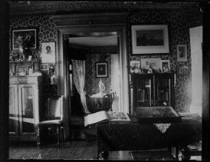 Ohne Titel (In der Wohnung, Blick vom Wohn- zum Schlafzimmer auf die Balkontür)