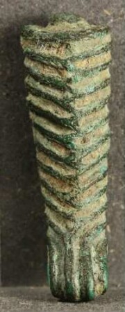 Osiris-Bart, von einer Statuette