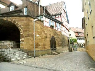Kirche-Ansicht von Südwesten mit Futtermauer des erhöht liegenden Kirchhofes mit aufgebauten Gebäuden (einst Gadenanlage) über Kirchgasse nach Osten