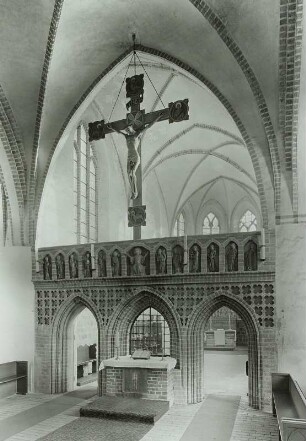 Petrikirche, Inneres. Blick auf Lettner und Chor, Heselbarth 1975