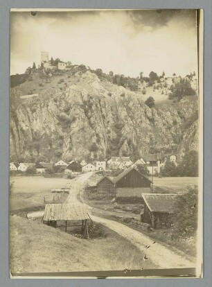 Vor Neuessing im Altmühltal mit der Burg Randeck : Essing. Ortsteilansicht mit Burgruine Randeck. Blick über die Altmühl von Süden