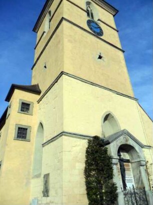 Kirchturm von Ostsüdosten (im Kern Romanischer Chorturm mit Turmchor-12 Jh-Glockenstube Renaissance-Überarbeitung in Barocker Zeit-Chorfenster vermauert) in Übersicht