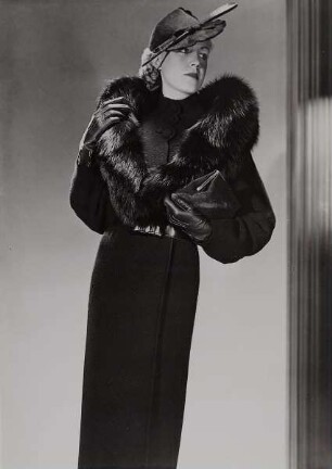 Eleganter gradliniger Mantel aus schwarzer Wolle mit Fuchsbesatz