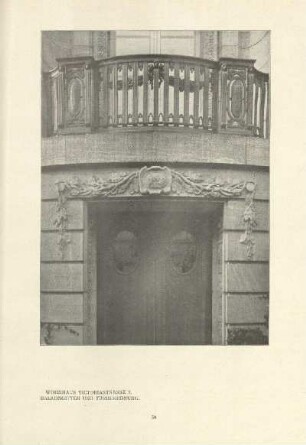 Wohnhaus Victoriastrasse 7. Balkongitter und Türbekrönung