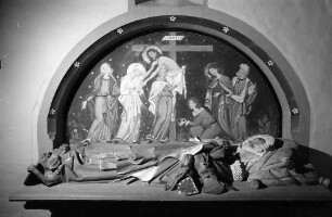 Rötteln: Gruft mit Figuren in der Kirche