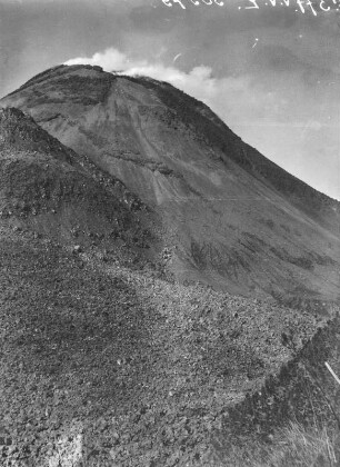 Der Vulkan von Colima : Blick auf den Vulkan von Colima. Vor dem Vulkankegel erstrecken sich Ablagerungen von Auswurfmaterial.