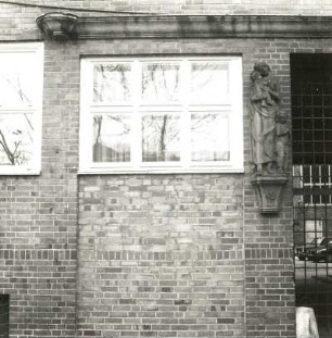 Horn, P., Kuöhl, Richard (geb. 1980). Konsolplastik (Mutter mit zwei Kindern). Stein 1934/1935. Cottbus, Neumarkt 5. Neues Rathaus. Fassade Mauerstraße