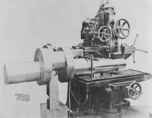 Langloch-Fräsmaschine beim Keilnutenfräsen (Defries) : Technikgeschichte | Maschinenbau | Werkzeuge und Werkzeugmaschinen | Bohr-Fräs-und Stoßmaschinen
