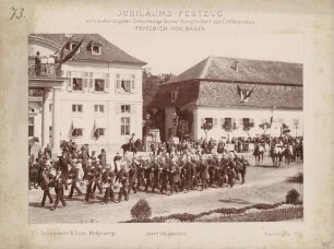 Uniformierte Musikkapelle beim Jubiläums-Festzug zum 70. Geburtstag des Großherzogs Friedrich I. von Baden vor dem Karlsruher Schloss