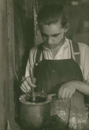 Schreinerei J. Schmitt: Lehrling beim Arbeiten