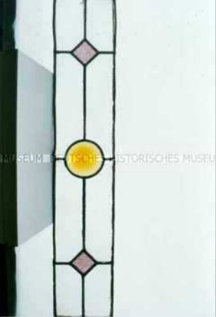 Bleiglasfenster mit farbigem Glaseinsatz als Ornament