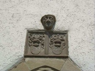 Langhaus von Süden-Portal-Schlußstein mit Wappenkartsuche (Allianzwappen Patronatsherr) sowie Baumeisterkopf (Neubau 1511 auf Vorgänger)