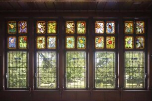 Fenster mit vegetabilem und geometrischem Ornament