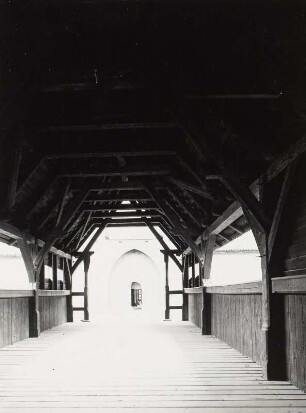 Malbork, Ordensburg Marienburg, Hochschloss. Blick durch die gedeckte Holzbrücke zum Zwinger