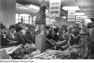 HO-Warenhaus (HOWA). Sommerschlußverkauf 29.7.-12.8.1961. Textilwarenabteilung. Kundenandrang an einem Verkaufstisch für Meterware