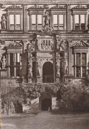 Schloß. Ottheinrich-Bau. Portal