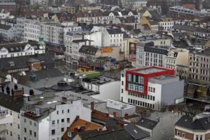 Obwohl St. Pauli ein bedeutendes Wohnquartier in Hamburg ist, kennt man den Stadtteil vor allem durch sein Vergnuegungsviertel. Dieses umfasst jedoch nur ein behoerdlich festgelegtes Teilgebiet, in dem für die Gastronomie keine Sperrstunde gilt. Das betrifft die Reeperbahn, den Spielbudenplatz und weitere Parallel- und Seitenstrassen wie die Herbertstrasse und die Große Freiheit. Tatsaechlich gibt es auf St. Pauli gröoesstenteils kleinbuergerliche Wohnstrassen oder Arbeitergegenden. beruehren