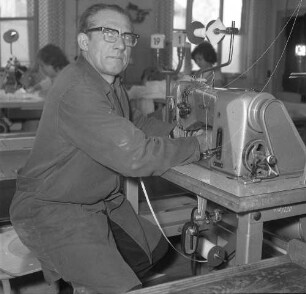 Roßwein, Bahndammstraße. VEB Maßmieder- und Wäschefabrik (vormals Karl Spranger Maßkorsettfabrik). Vorgänge in der Produktion. Näherei. Angestellter an der Nähmaschine