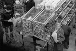 Dresden-Neustadt, Konsum-Kaufhalle "Neustädter Markt". Kunden an den Brötchenboxen