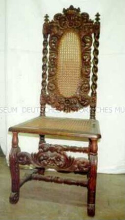 Stuhl mit Rohrgeflecht und plastischem Dekor im neobarocken Stil