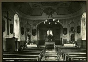 katholische Kirche. Innenraum mit Hochaltar