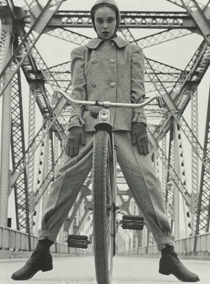Modeaufnahme, Modell Beth Wilson an der Rip Van Winkle Bridge am Hudson (Junior Bazaar)