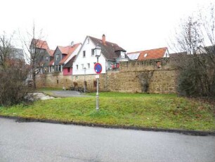 Stadtbefestigung - Süden - Stadtmauer mit Wehrgang (Brüstung mit Schießscharten) und ehemaligem Graben im Verlauf nach Westen